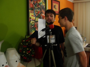 O aluno Acácio gravou o texto do vídeo sobre grêmio estudantil durante a tarde que passaram no estúdio do Gustavo Horn. Foto: Juliana Matos